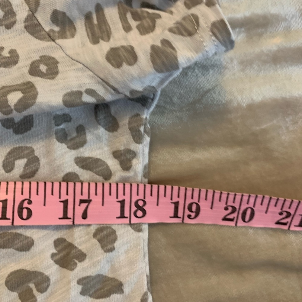 Old Navy Gray Leopard Print Women's Top size Medium EUC B59 - Picture 4 of 6
